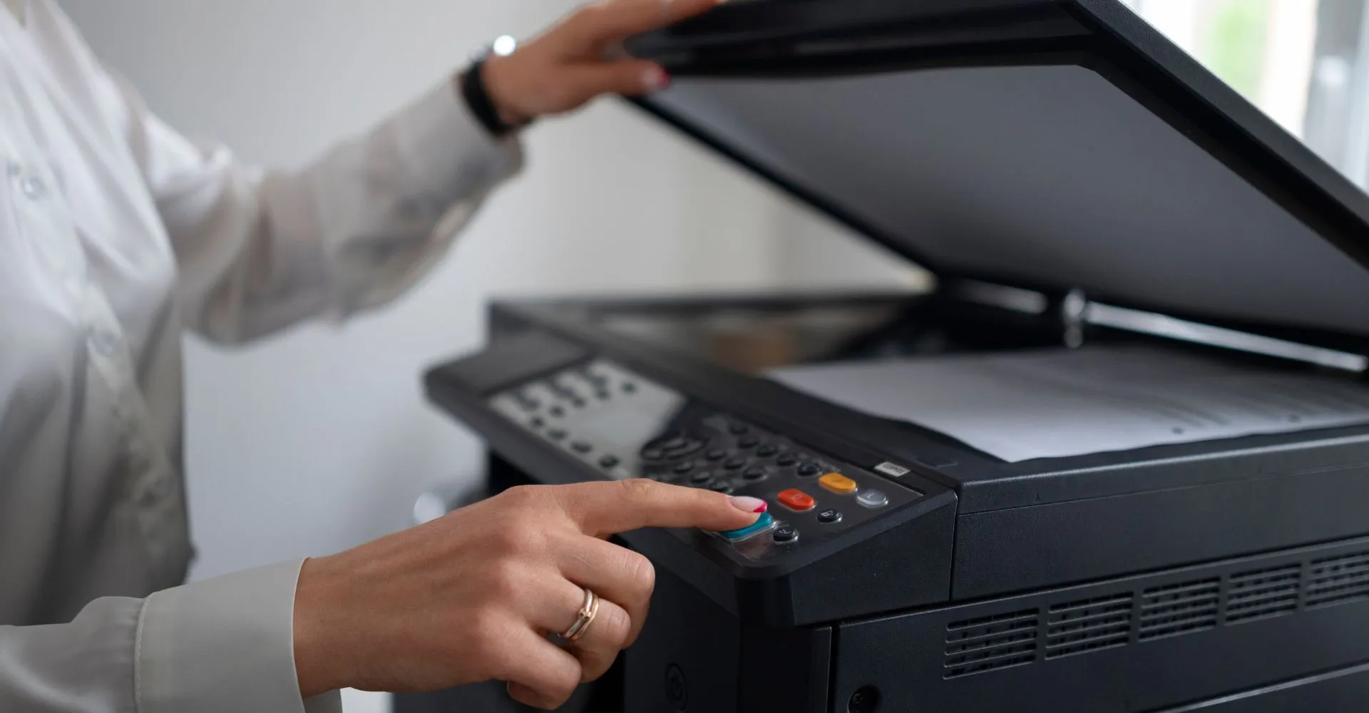 Profissional operando impressora multifuncional na GYNJET - assistência técnica especializada em Goiânia